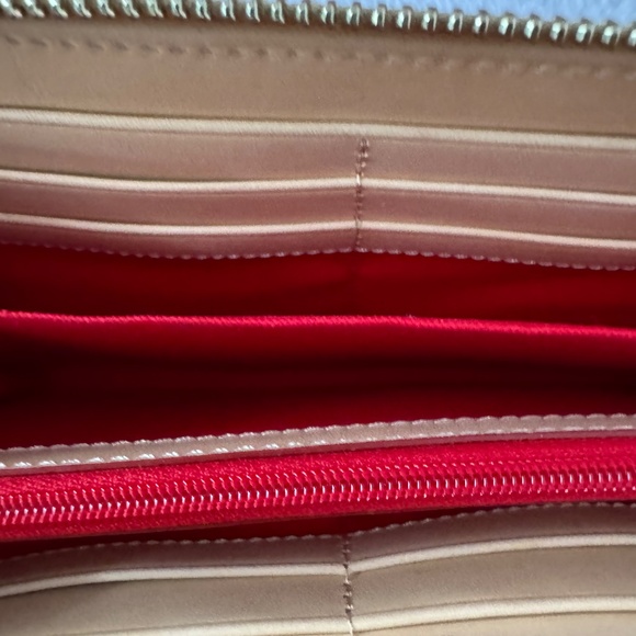 Dooney & Bourke Chevron Large Zip Around Wallet Clutch Wristlet. - Picture 5 of 10